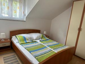 Postel nebo postele na pokoji v ubytování Apartmani Karlobag