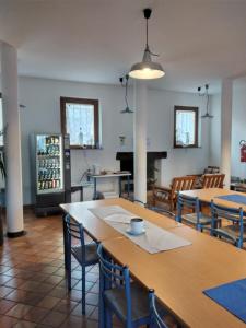 Cette chambre dispose d'une table, de chaises et d'un réfrigérateur. dans l'établissement Ostello Europa, à San Vito al Tagliamento