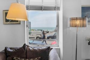 - un salon avec une fenêtre donnant sur l'océan dans l'établissement Deco Seafront - By My Getaways, à Brighton et Hove