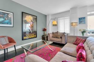 een woonkamer met 2 banken en een glazen tafel bij Deco Seafront - By My Getaways in Brighton & Hove
