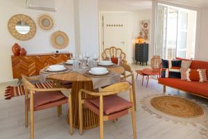 a dining room with a table and chairs in a living room at Melifra, Jacuzzi e Vista Panoramica in Ispica
