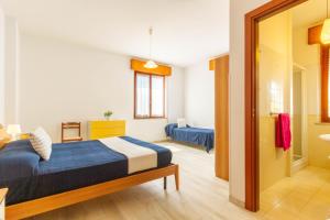 - une chambre avec un lit et une salle de bains dans l'établissement Appartamento Alide Bilo 1P - MyHo Casa, à Tortoreto Lido