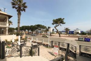 - une vue sur une rue bordée de palmiers et une route dans l'établissement Appartamento Alide Bilo 1P - MyHo Casa, à Tortoreto Lido