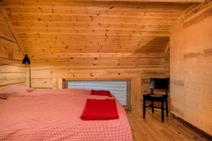 1 dormitorio con 1 cama en una cabaña de madera en Stora Björnrike en Vemdalen