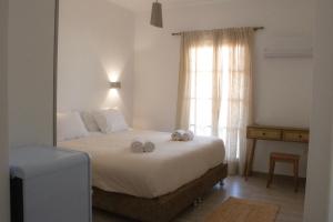 una camera da letto con un letto e due asciugamani di Amelia rooms a Mpatsi (Batsi)