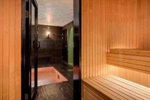 uma casa de banho com um chuveiro e uma banheira. em Stora Björnrike em Vemdalen