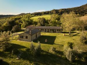 an aerial view of a house in a field at Agriturismo Villetta Di Monterufoli in Monteverdi Marittimo