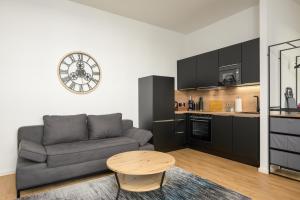 uma sala de estar com um sofá e uma mesa em SweetHome - Zentral - Küche & Parkplatz, WiFi em Halle an der Saale