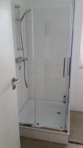 a shower with a glass door in a bathroom at Scharbeutz! Bed & Breakfast, eig. Bad, Terrasse, veg./veganem Frühst., Allergiker in Scharbeutz