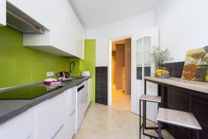 Kuchyňa alebo kuchynka v ubytovaní Home2Book Comfy Apt Puertito de Güímar, Pool