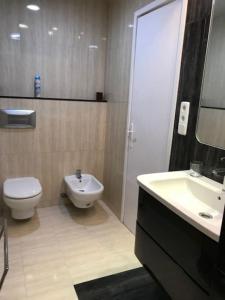 uma casa de banho com um WC e um lavatório em Premia de Mar, Maresme, Barcelona em Premià de Mar