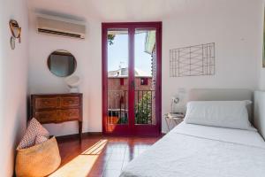 1 dormitorio con 1 cama y puerta a un balcón en Casa Magnolia by Wonderful Italy, en Aci Castello 16 fotos más