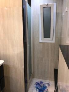 uma casa de banho com um chuveiro, um espelho e um lavatório. em Premia de Mar, Maresme, Barcelona em Premià de Mar