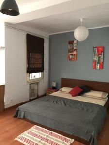 1 dormitorio con 1 cama grande en una habitación en Premia de Mar, Maresme, Barcelona, en Premiá de Mar