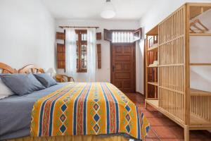 1 dormitorio con cama y estante para libros en Casa Hilaria, en Garachico