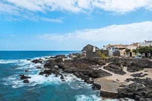 vistas al océano y a una costa rocosa en Casa Hilaria en Garachico