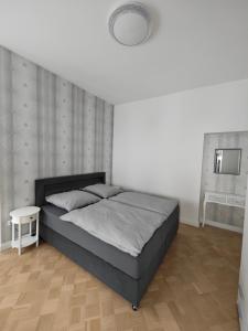 1 dormitorio con 1 cama grande y espejo en Ferienwohnung Schöne Aussicht, en Zell an der Mosel
