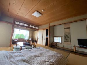 En TV eller et underholdningssystem på kinkaku Onsen 金閣莊 private onsen reservation for free