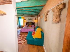 ein Schlafzimmer mit einem Bett und einem Sofa in einem Zimmer in der Unterkunft Domus Lapidis - Medina in Bogarra