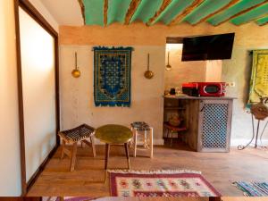 ein Wohnzimmer mit einem Tisch und Stühlen im Zimmer in der Unterkunft Domus Lapidis - Medina in Bogarra