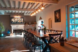 Dommartin的住宿－Villa des gones，用餐室配有大型木桌和椅子