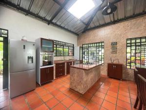 Il comprend une grande cuisine équipée d'un réfrigérateur et d'un comptoir. dans l'établissement Finca Santa Clara, Rivera-Huila, à Rivera