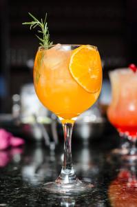Hotel Gran San Bernardo - RICCIONE - FRONTE MARE CON CUCINA italokat is kínál