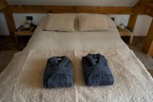 Una cama con dos pares de zapatillas. en Bedport Loft en Burrington