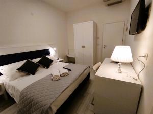 Postel nebo postele na pokoji v ubytování Hotel Gran San Bernardo - RICCIONE - FRONTE MARE CON CUCINA