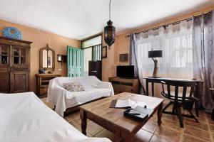 salon z dwoma łóżkami i stołem w obiekcie Casa Manus w mieście Alcalá
