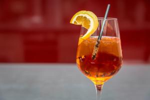 Hotel Gran San Bernardo - RICCIONE - FRONTE MARE CON CUCINA italokat is kínál