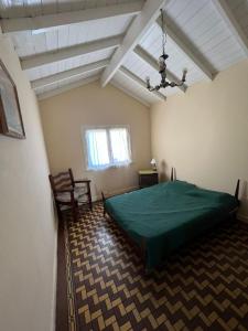 Un dormitorio con una cama verde y una ventana en Flor de Lis apartmento 140uss ó blue x dia en Mar del Plata