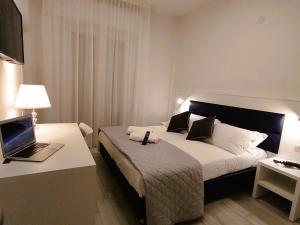 Postel nebo postele na pokoji v ubytování Hotel Gran San Bernardo - RICCIONE - FRONTE MARE CON CUCINA + 21 fotografií