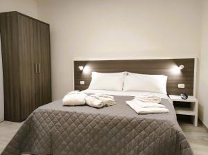 A bed or beds in a room at Hotel Gran San Bernardo - RICCIONE - FRONTE MARE CON CUCINA