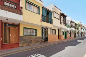 een rij gebouwen in een stadsstraat bij Casa Manus in Alcalá