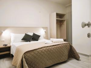 A bed or beds in a room at Hotel Gran San Bernardo - RICCIONE - FRONTE MARE CON CUCINA