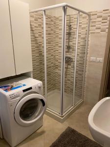 サン・ヴィート・アル・タリアメントにあるOstello Europaのバスルーム(洗濯機、シャワー付)