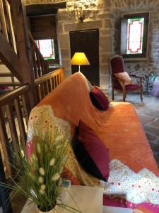 uma cama com almofadas num quarto em Maison O Vitraux - Sublime Maison - Joli bourg d'Aubazine em Aubazines