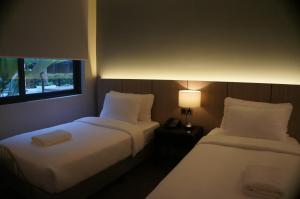 The Maximilian Hotel客房内的一张或多张床位