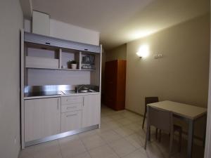 A kitchen or kitchenette at Hotel e Appartamenti La Solaria