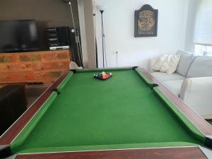 Stół bilardowy w obiekcie Coqueto piso con Billar en Benalmadena Costa