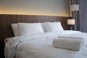 The Maximilian Hotel客房内的一张或多张床位