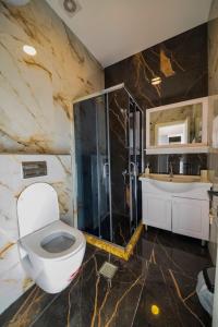 アカバにあるAQABA PRO DIVERSのバスルーム(トイレ、シャワー、シンク付)