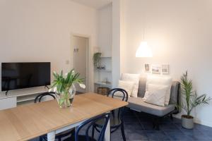 - un salon avec une table et un canapé dans l'établissement Casa Milano Marittima in centro tre locali con terrazzo, à Milano Marittima