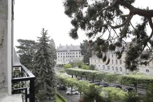 a view from the balcony of a building with trees at Le Refuge D'anne De Bretagne in Blois