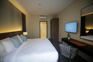 The Maximilian Hotel客房内的一张或多张床位