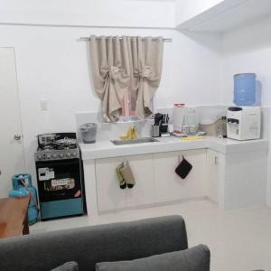 Virtuvė arba virtuvėlė apgyvendinimo įstaigoje Full Aircon Camella House w/ wifi Netflix hotwater
