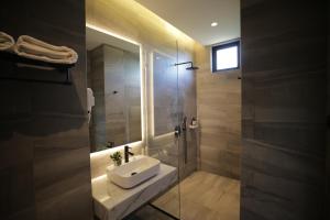 The Maximilian Hotel的一间浴室