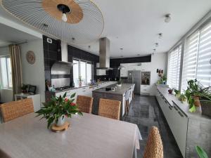 een grote keuken met een tafel en stoelen bij Loft, appartement in Morbier