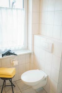 烏爾丁根－米赫爾霍芬的住宿－Gästehaus Mäder Am Hafen，白色的浴室设有卫生间和窗户。